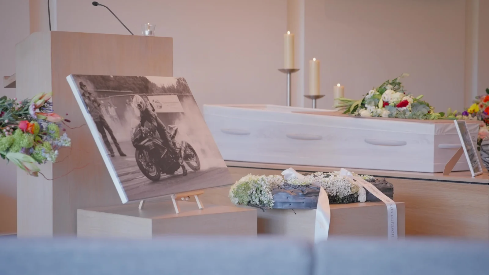 Uitvaartceremonie met bloemen en een persoonlijke foto